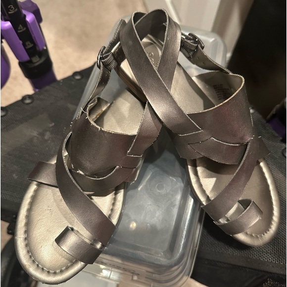 Gray flat sandals. - Picture 3 of 7